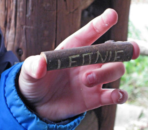 Bei einem Schnitzausflug mit Geschichten schnitzte Leonie ihren Namen in das Holz